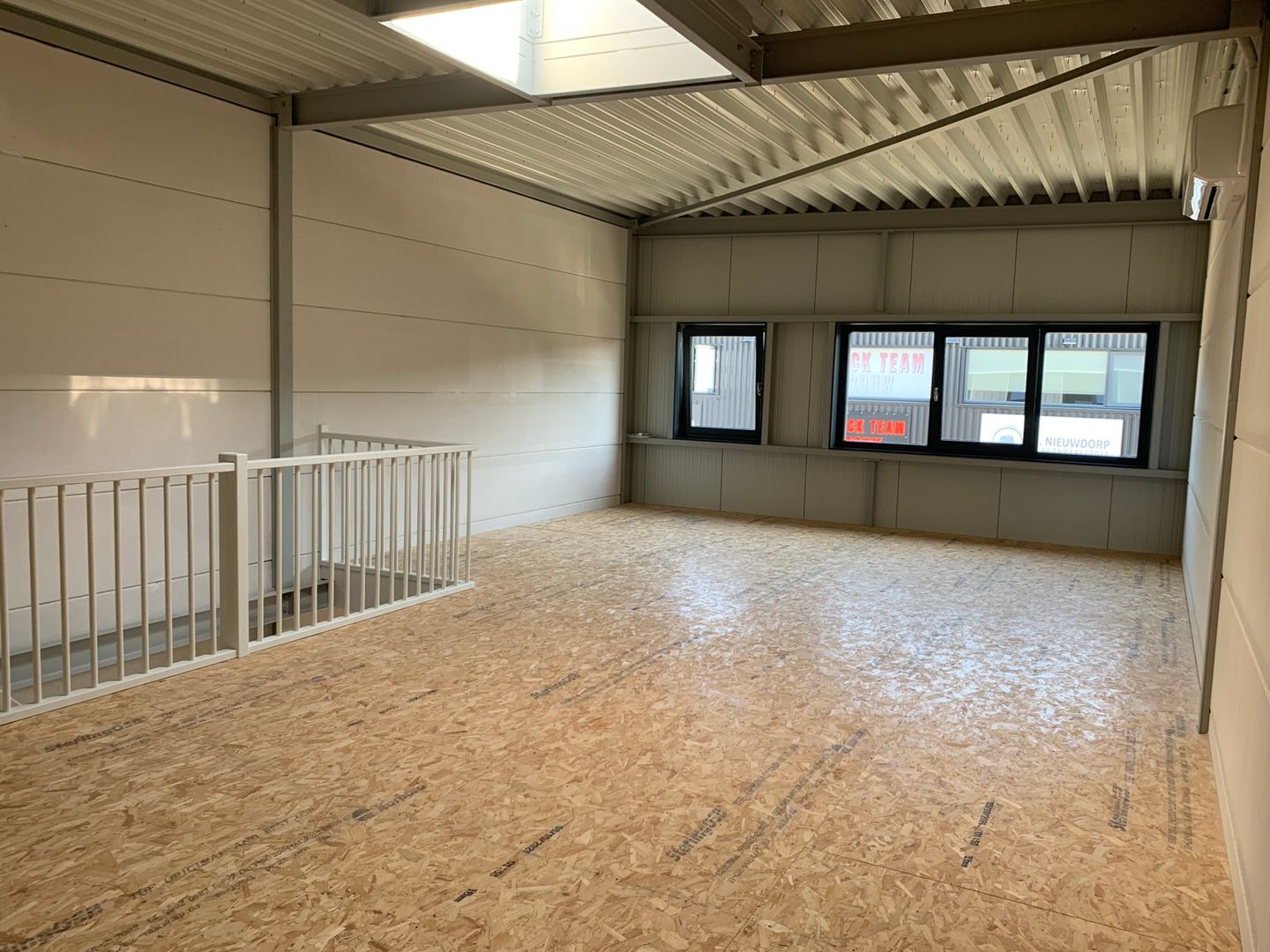 Bekijk foto 5 van Neon 27-c