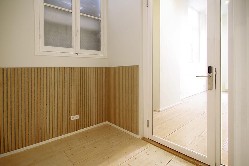 View photo 4 of Warmoesstraat 155