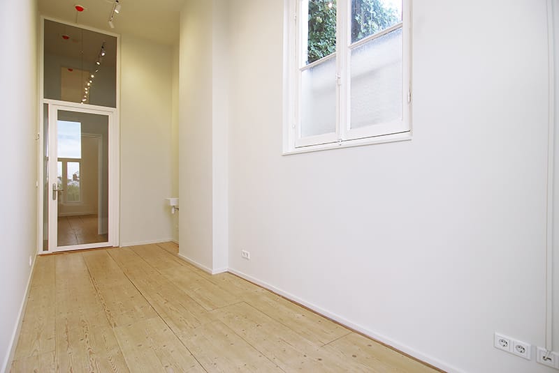 View photo 2 of Warmoesstraat 155