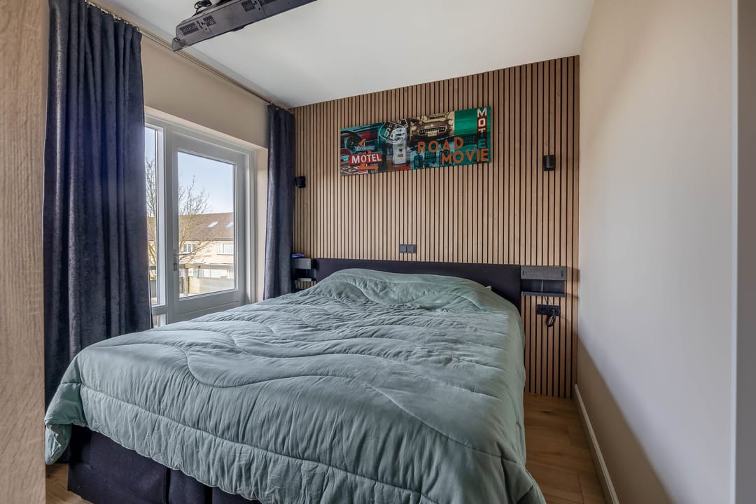 Move-in ready corner apartment with modern finishes and balcony — 12