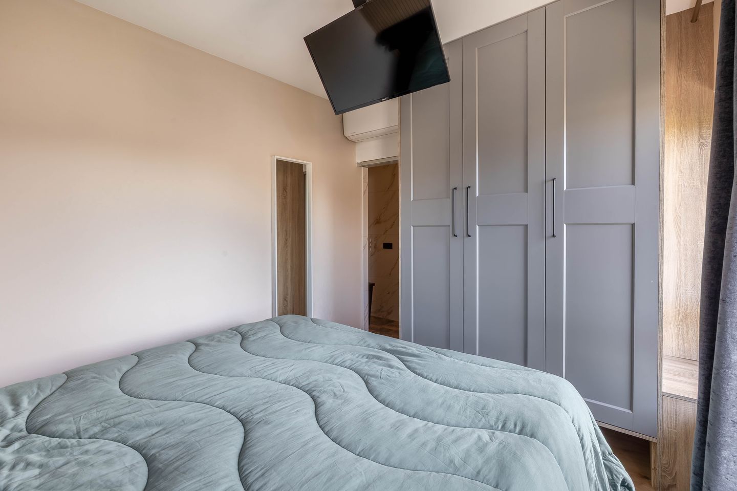 Move-in ready corner apartment with modern finishes and balcony — 13
