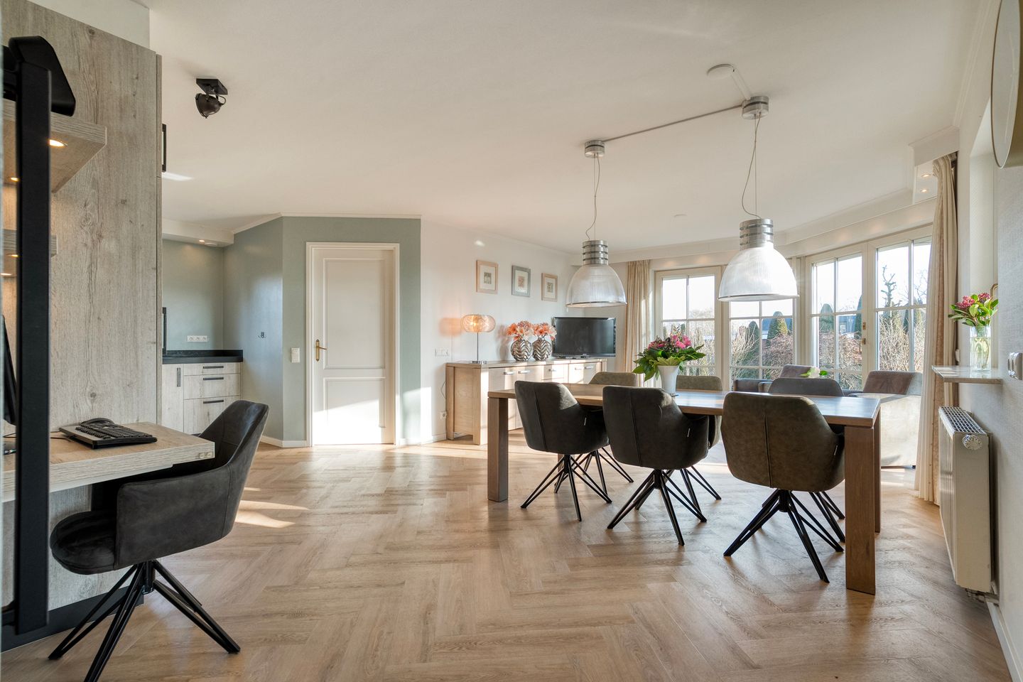 Exclusive living at the forest edge - space, freedom, and professional work-live comfort — 24