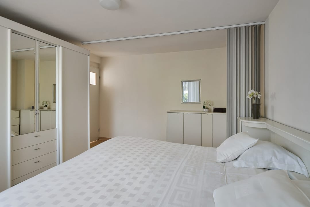 Spacious Semi-Detached House with Sunroom and Five Bedrooms in Quiet Nuenen Location — 21