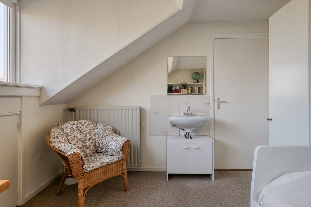 Spacious Semi-Detached House with Sunroom and Five Bedrooms in Quiet Nuenen Location — 36