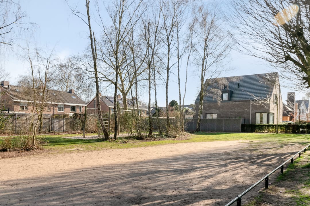 Spacious Semi-Detached House with Sunroom and Five Bedrooms in Quiet Nuenen Location — 44