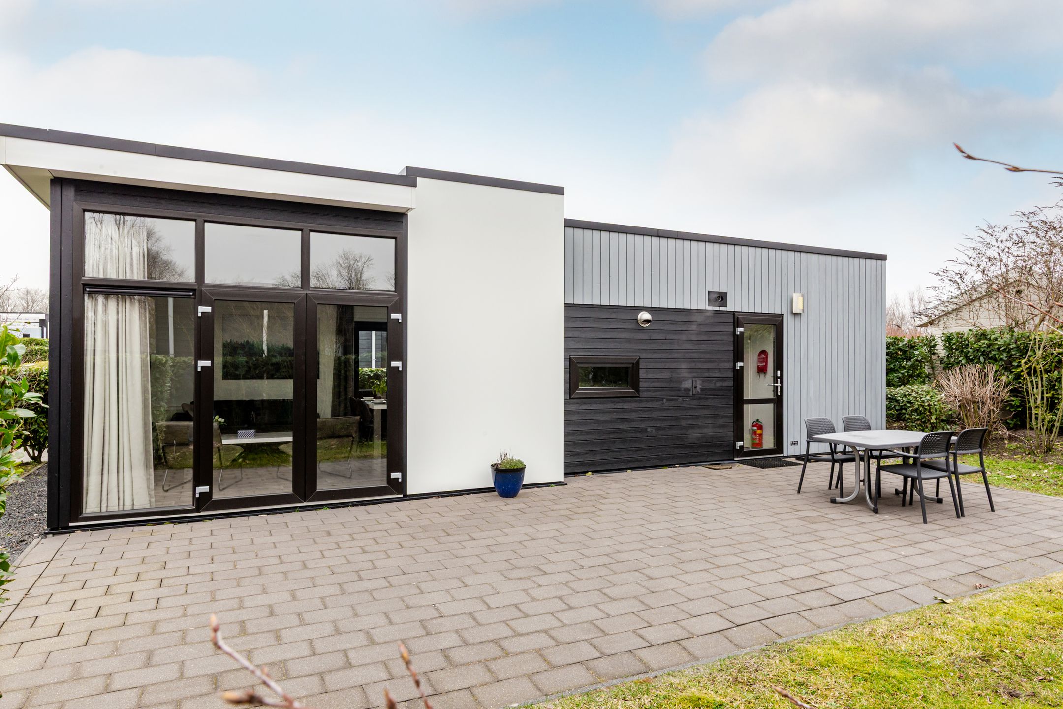 2-bedroom freehold villa in Halfweg — photo 1 of 5