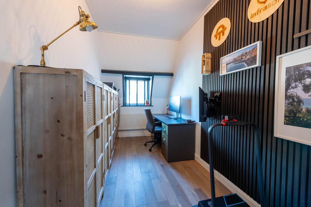 Spacious upper apartment with roof terrace in popular Kleverpark, Haarlem — 21