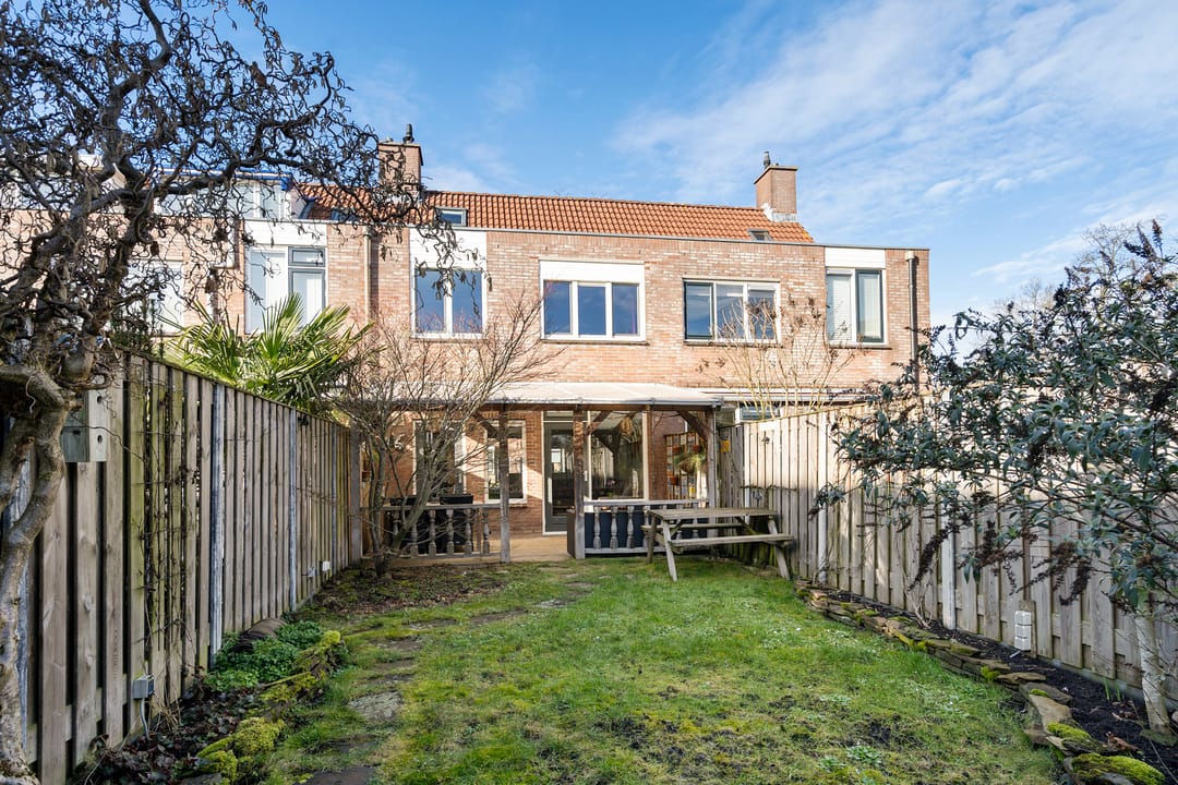 Spacious and Bright Terraced House with Sunny Southwest Backyard in Houten — 30