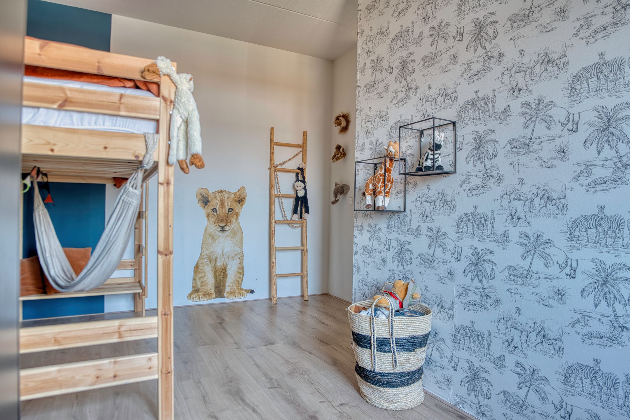 Spacious extended family home with 5 bedrooms and southwest-facing garden in De Volgerlanden — 41