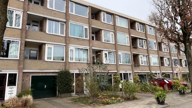 Renovated 4-Room Apartment with Two Balconies in De Bilt Oost — 30