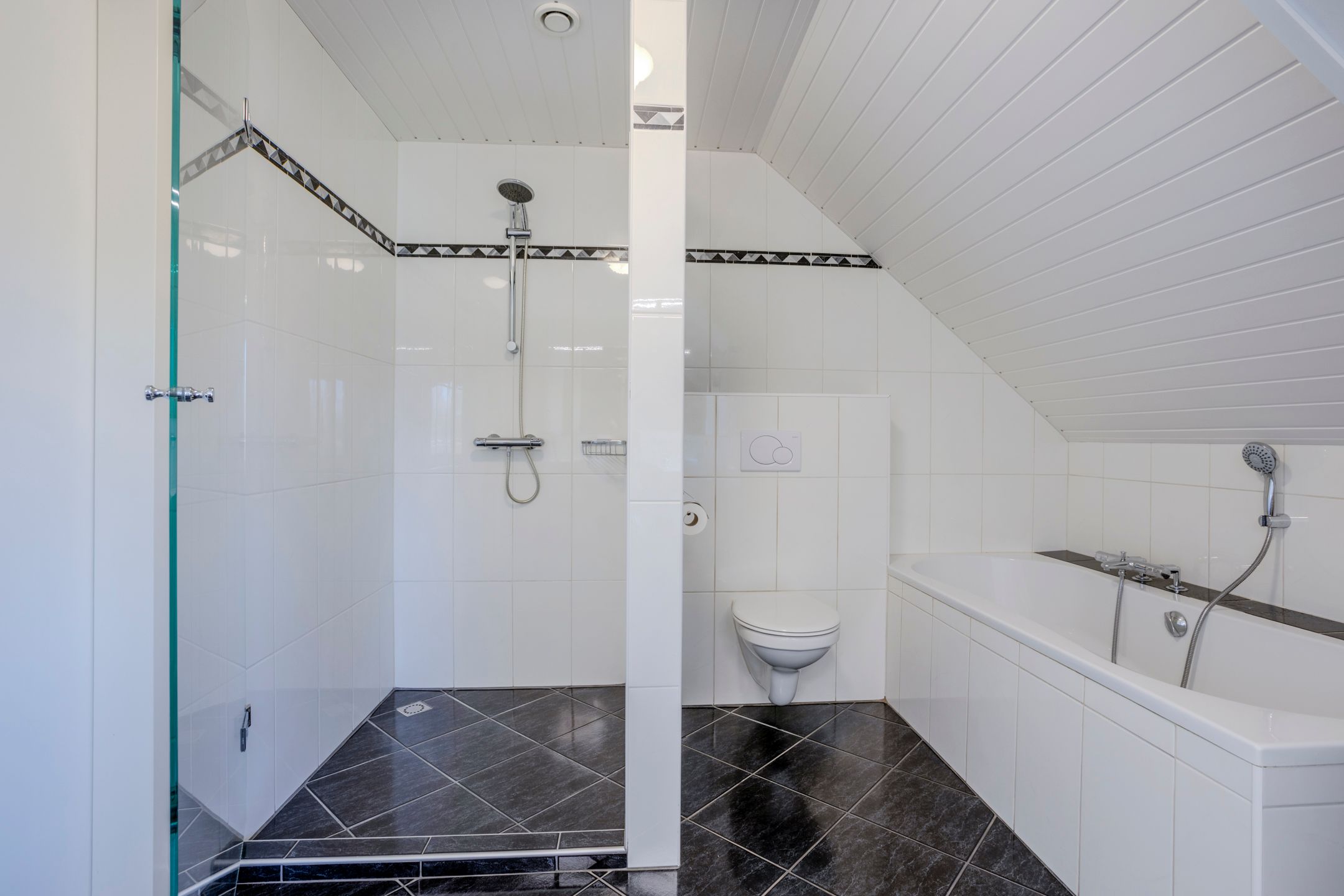 Foto 33 van Burg.van der Grondenstraat 32-A