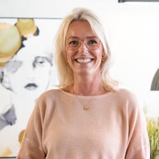 Loes Sasabone - Receptionist