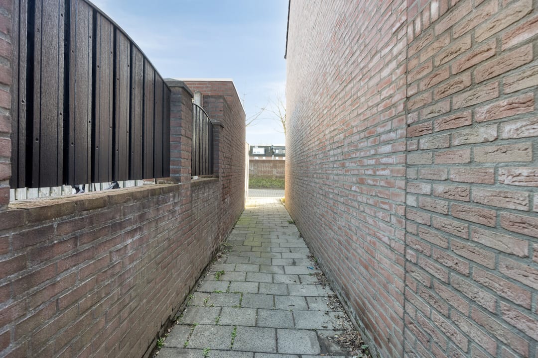 Ready-to-live-in terraced house with 4 bedrooms, Energy Label A, and solar panels in Maastricht De Heeg — 34