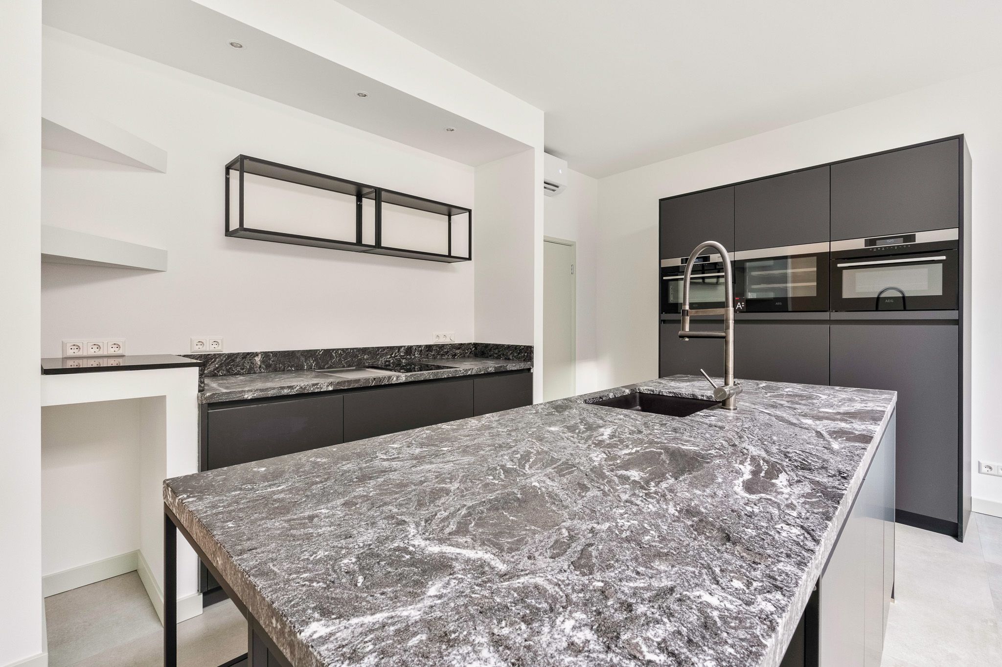 Photo 6 of Grotestraat 67-01