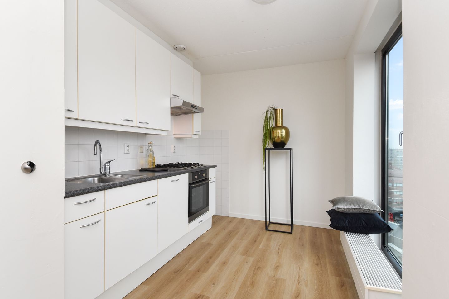 Modern 4-Room Apartment with Panoramic View in Zoetermeer City Center — 32