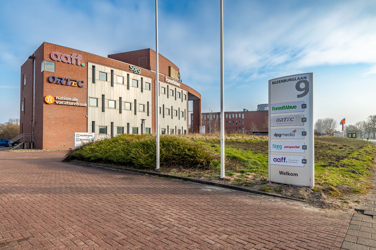 View photo 1 of Rozenburglaan 9