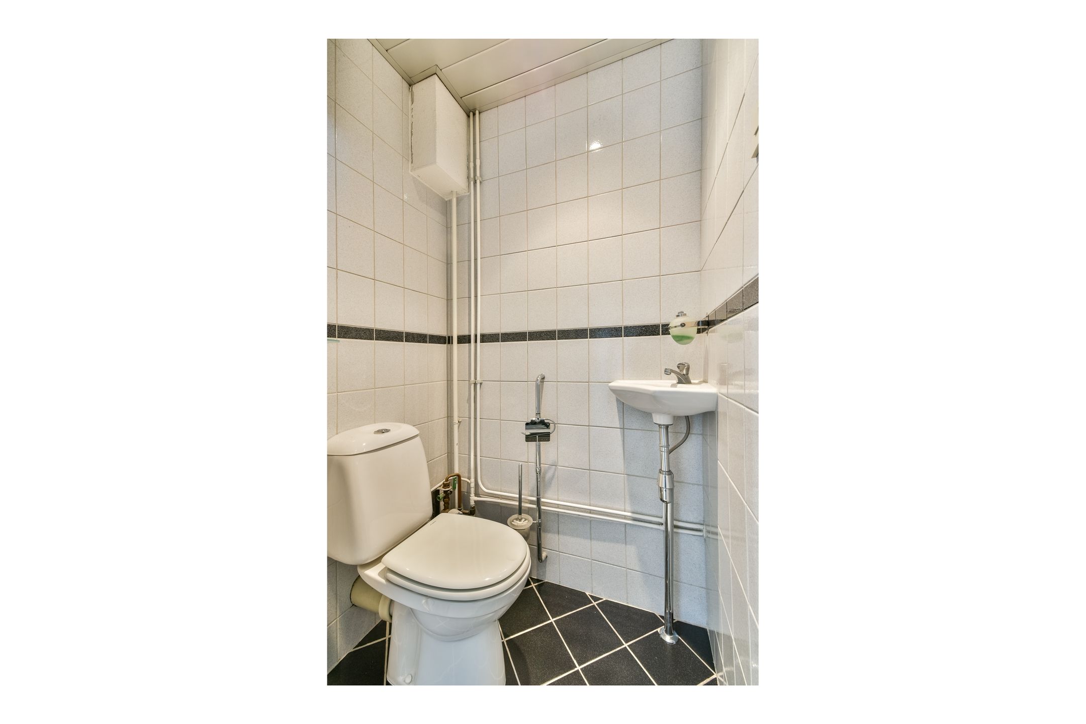 Spacious 2-Room Apartment with Balcony in Central Rhoon — 15