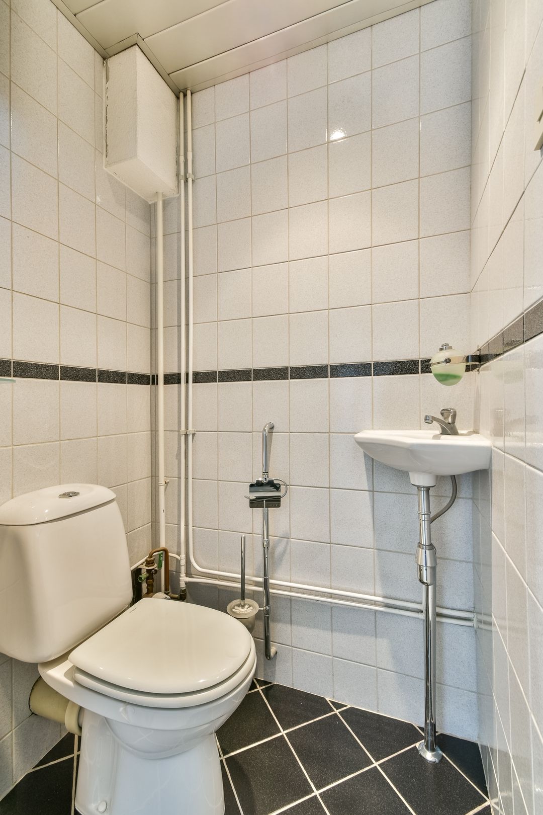 Spacious 2-Room Apartment with Balcony in Central Rhoon — 16