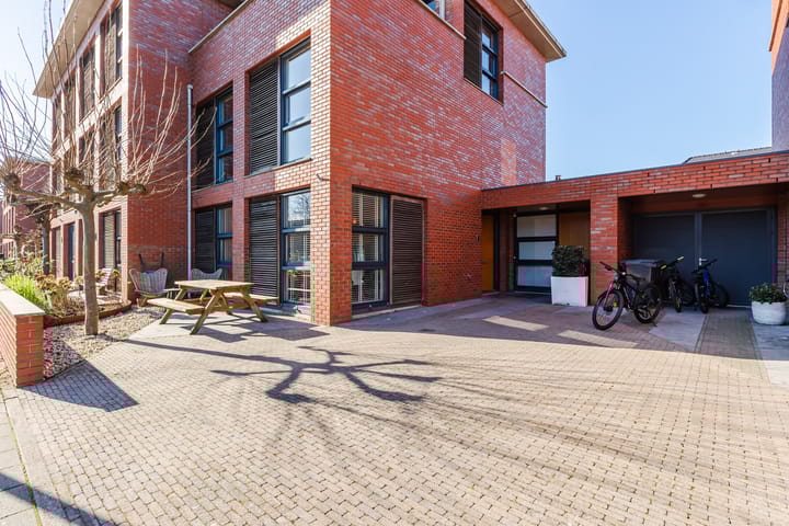 Overbeek 10 main image