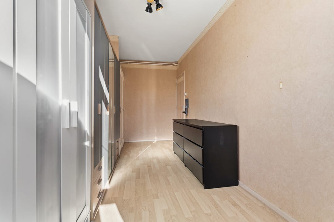 Modern 4-room apartment with sunny south-facing balcony and 3 bedrooms — 17