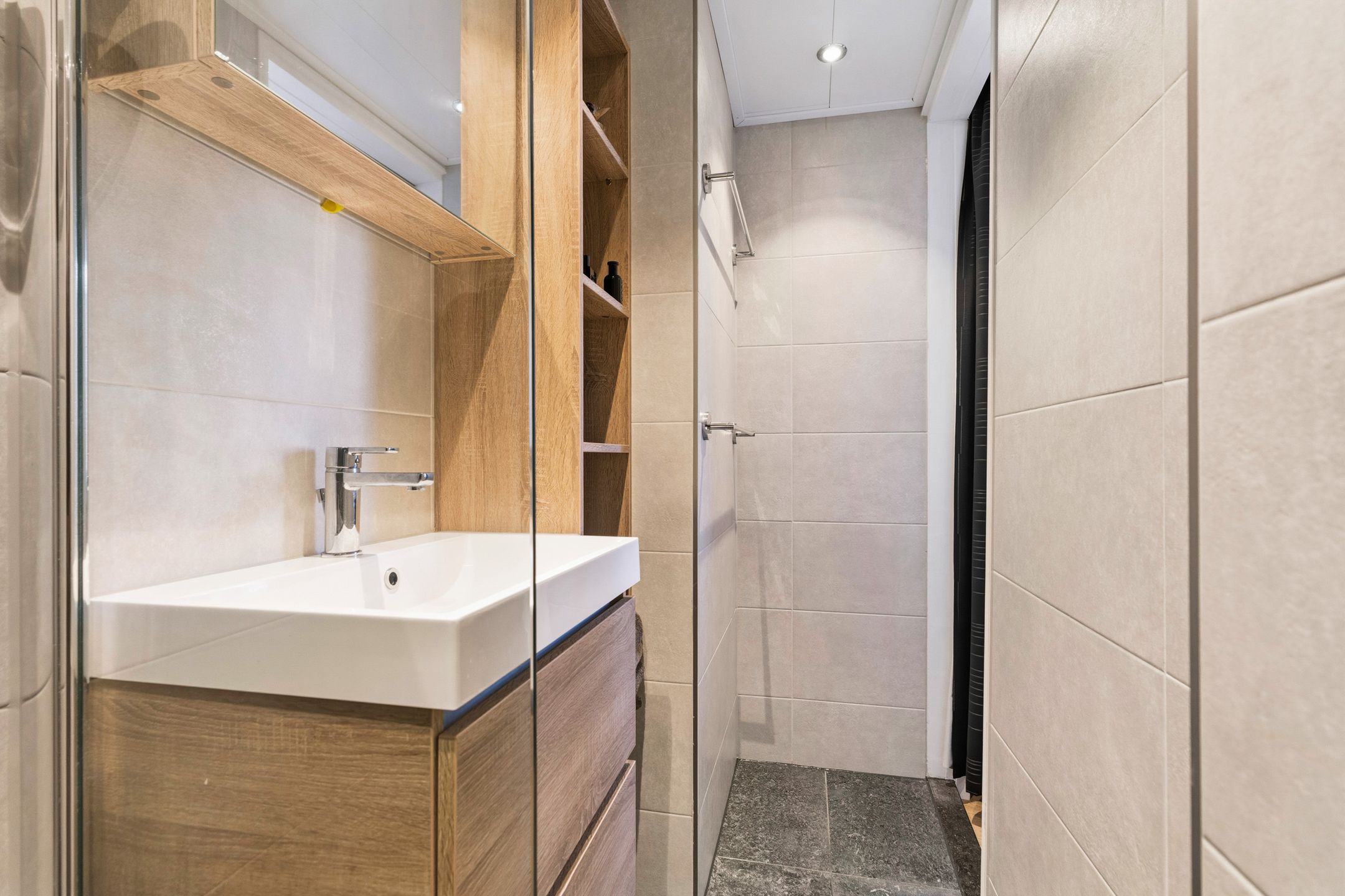 Modern 4-room apartment with sunny south-facing balcony and 3 bedrooms — 15