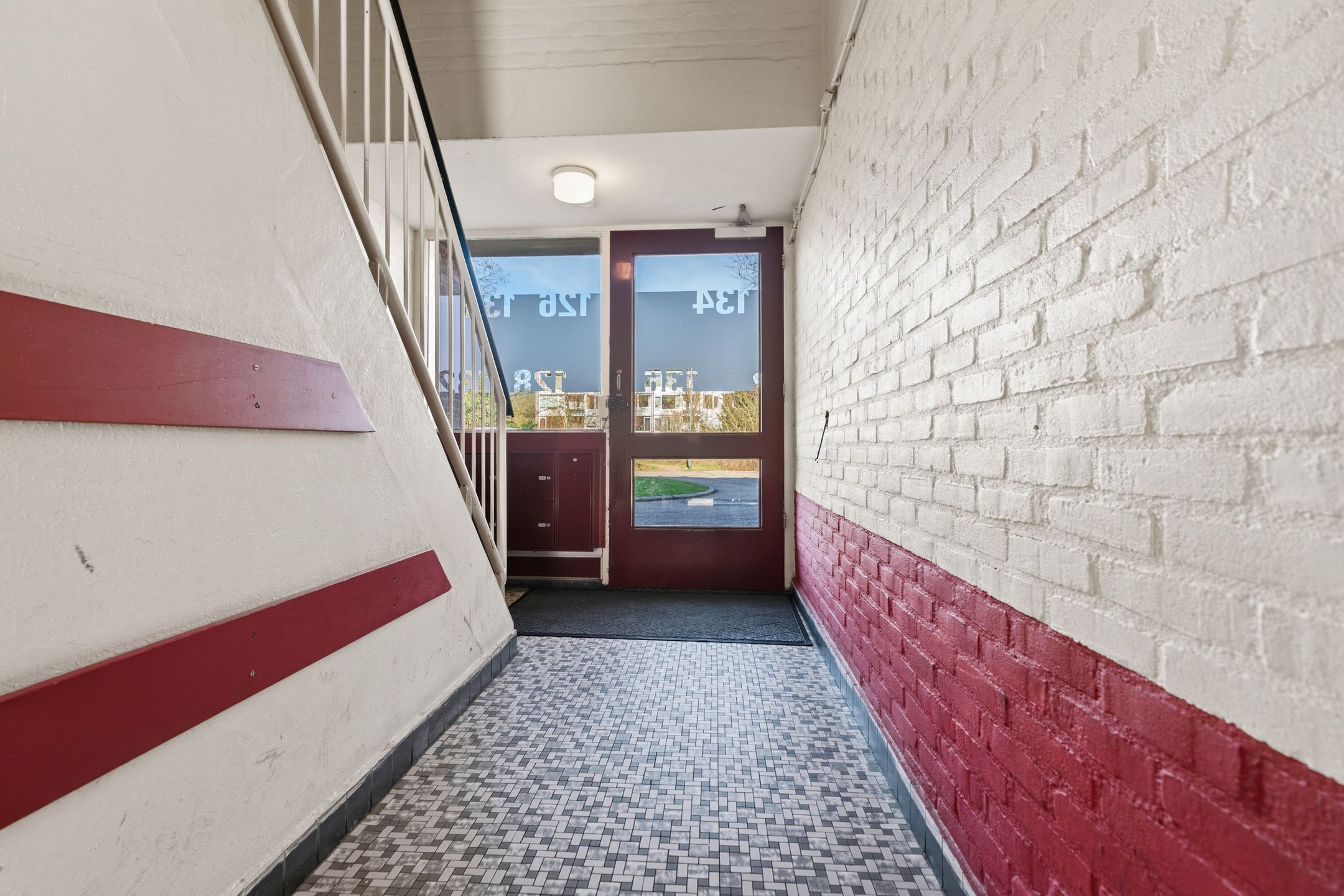 Modern 4-room apartment with sunny south-facing balcony and 3 bedrooms — 21