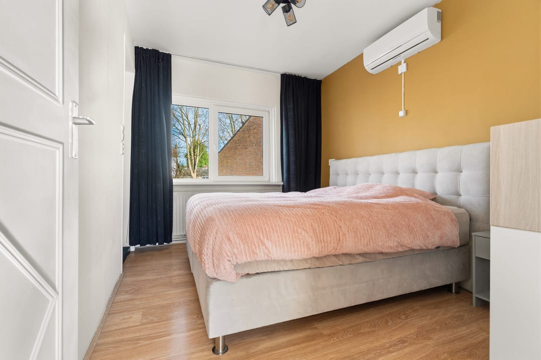 Modern 4-room apartment with sunny south-facing balcony and 3 bedrooms — 13
