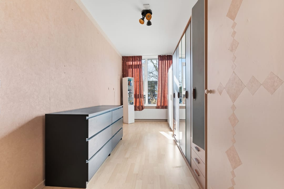 Modern 4-room apartment with sunny south-facing balcony and 3 bedrooms — 16