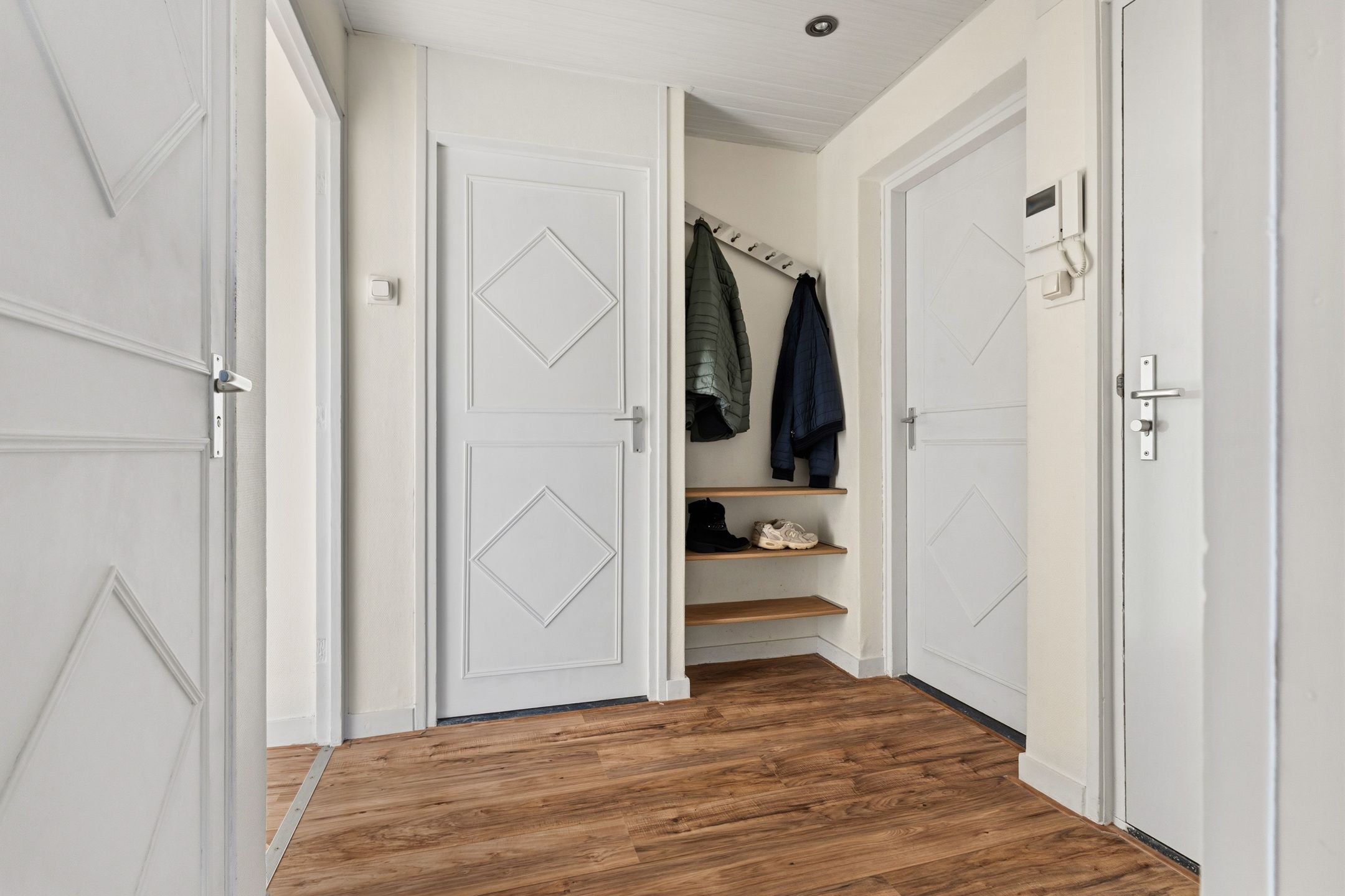 Modern 4-room apartment with sunny south-facing balcony and 3 bedrooms — 18