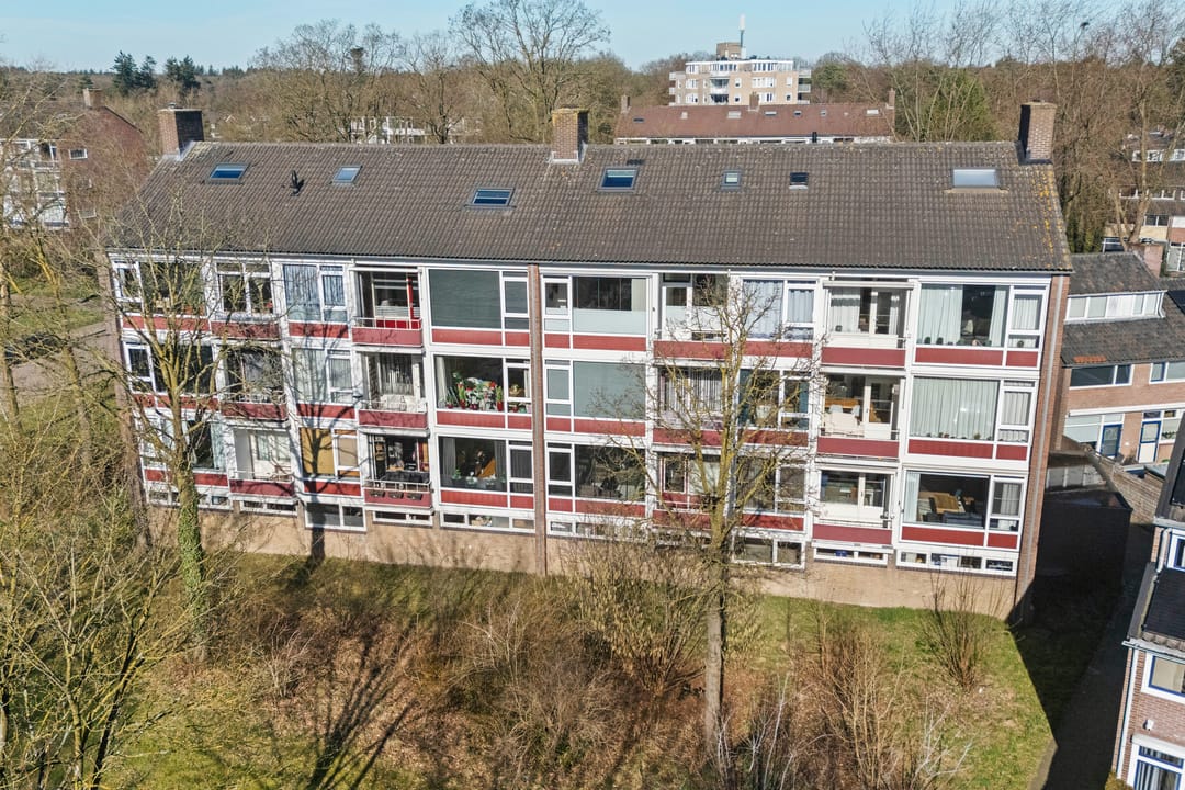 Modern 4-room apartment with sunny south-facing balcony and 3 bedrooms — 23