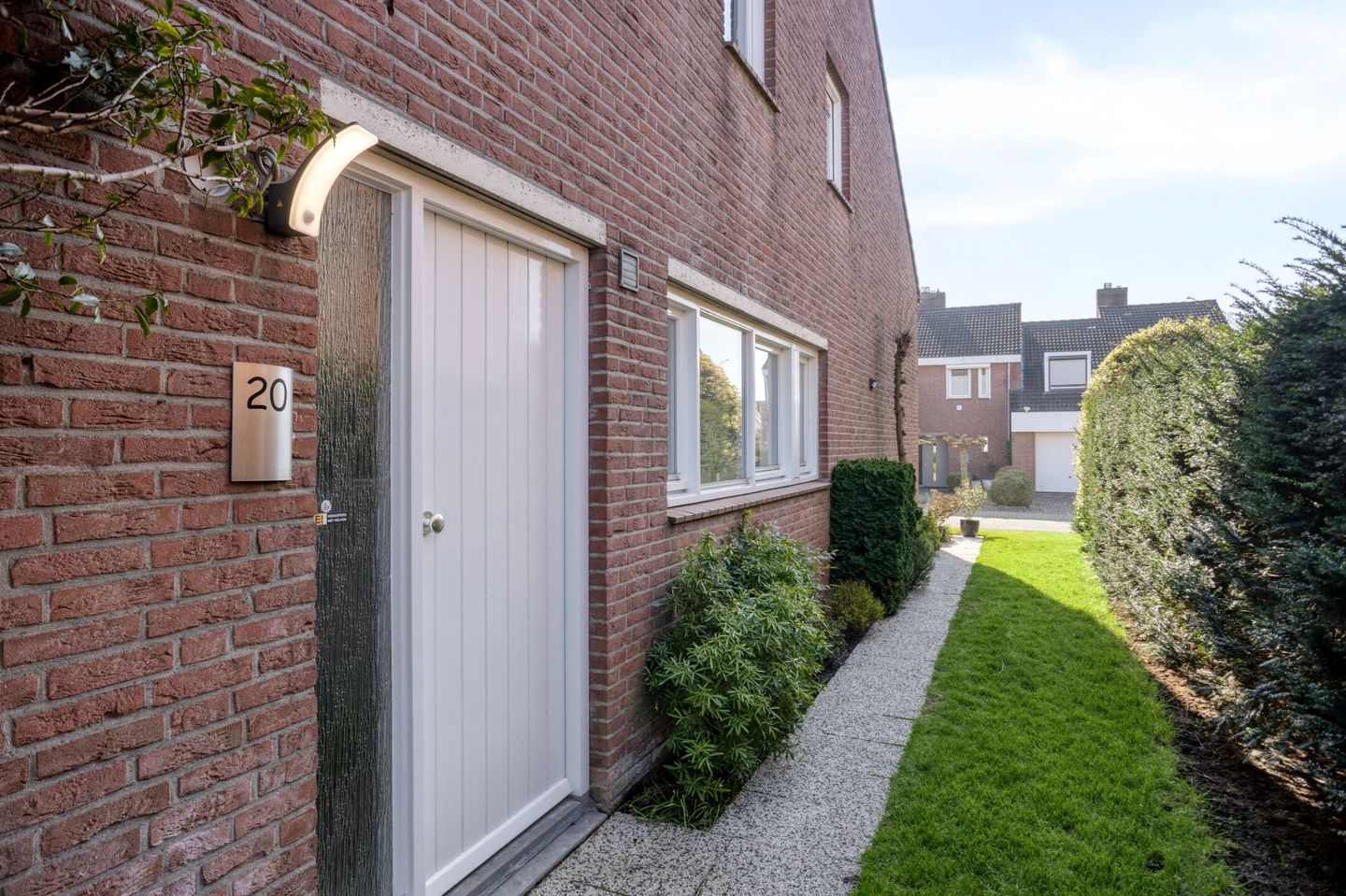 Spacious Semi-Detached Home with Five Bedrooms and Integrated Garage — 15