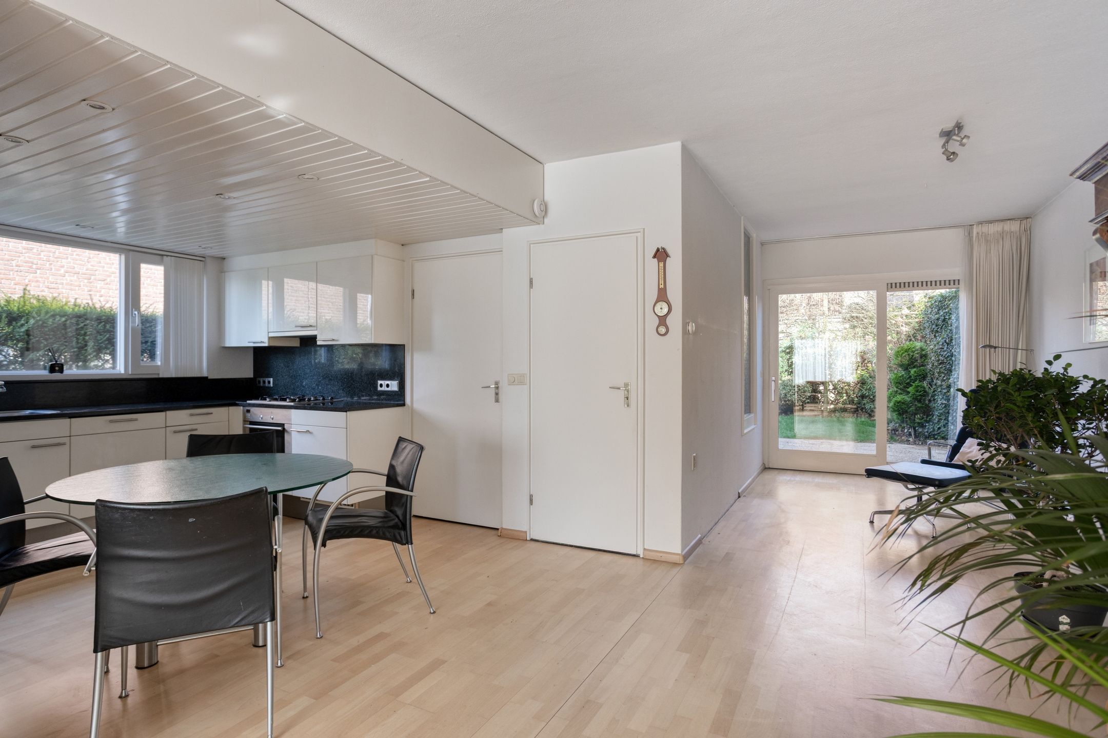 Spacious Semi-Detached Home with Five Bedrooms and Integrated Garage — 12