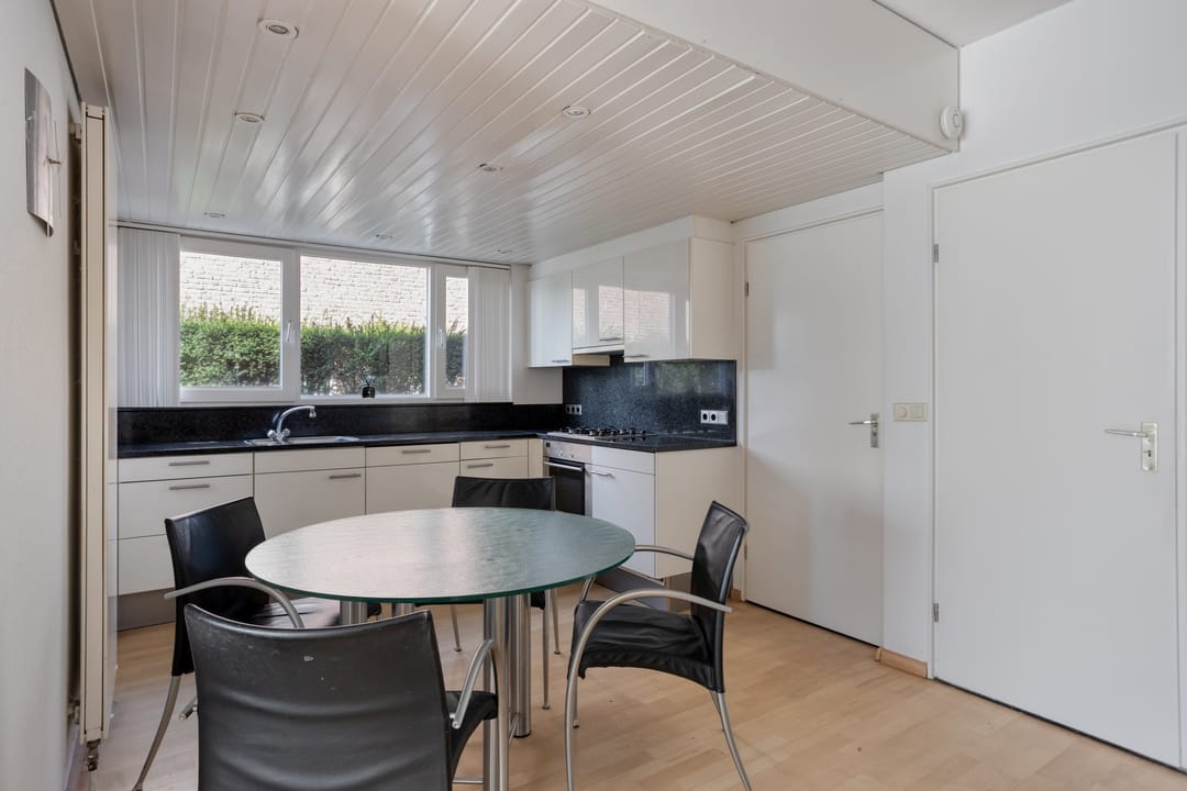 Spacious Semi-Detached Home with Five Bedrooms and Integrated Garage — 13
