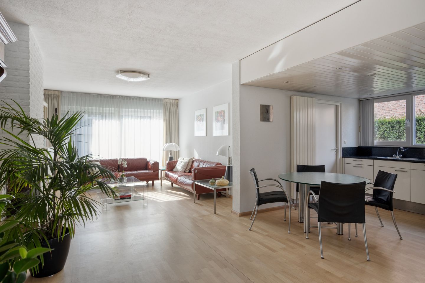 Spacious Semi-Detached Home with Five Bedrooms and Integrated Garage — 14