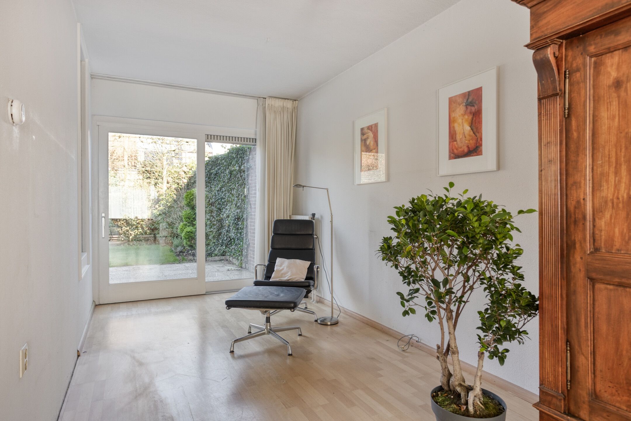 Spacious Semi-Detached Home with Five Bedrooms and Integrated Garage — 16