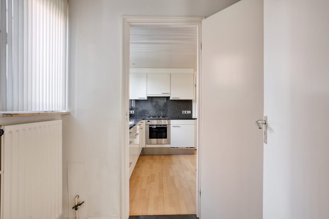 Spacious Semi-Detached Home with Five Bedrooms and Integrated Garage — 17