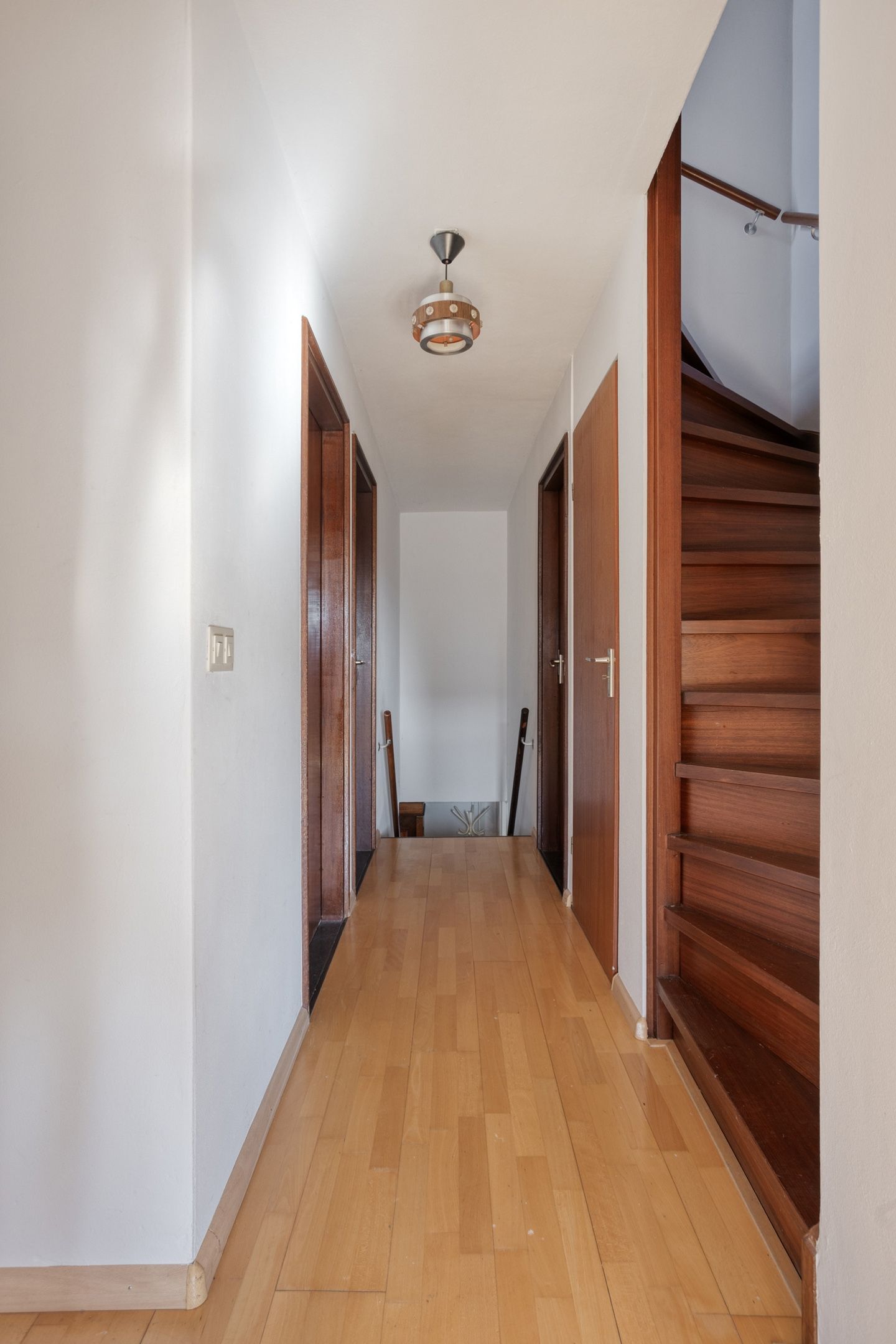 Spacious Semi-Detached Home with Five Bedrooms and Integrated Garage — 19