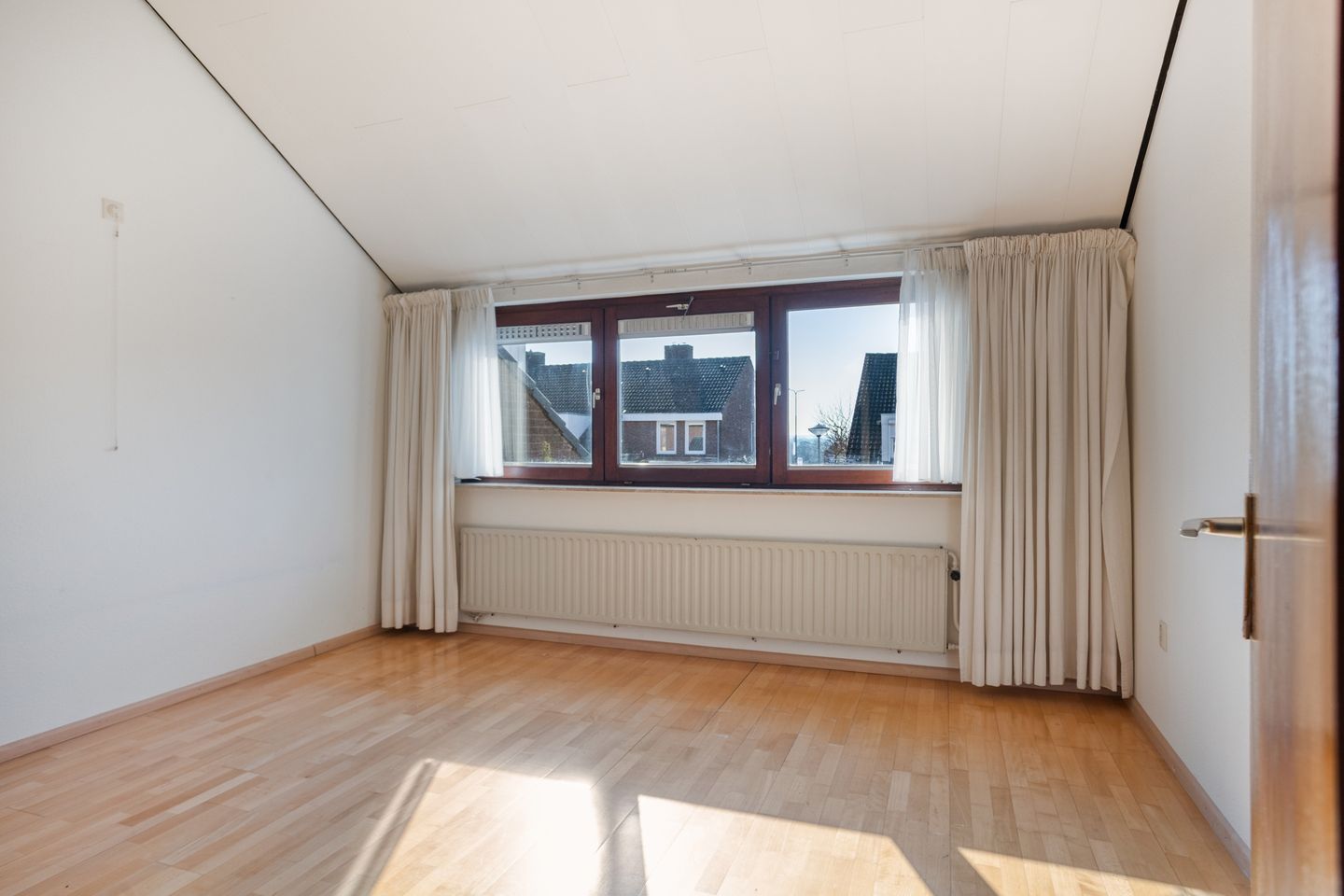 Spacious Semi-Detached Home with Five Bedrooms and Integrated Garage — 21