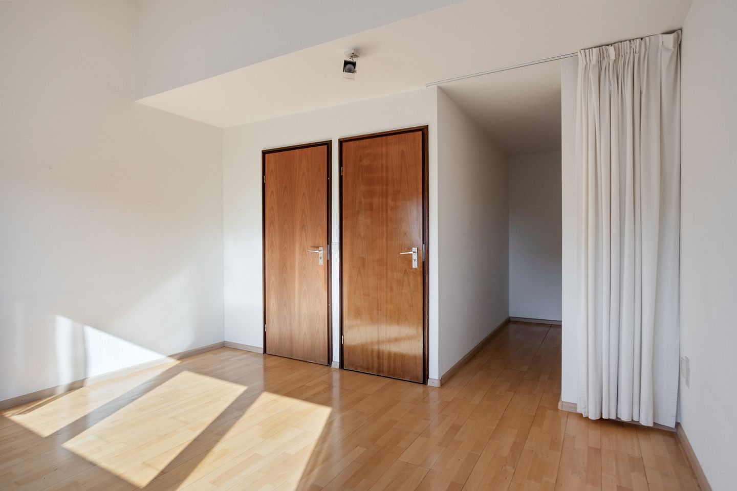 Spacious Semi-Detached Home with Five Bedrooms and Integrated Garage — 22