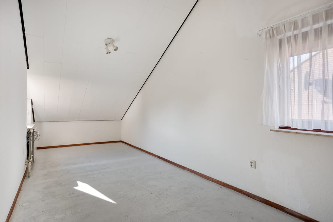 Spacious Semi-Detached Home with Five Bedrooms and Integrated Garage — 24