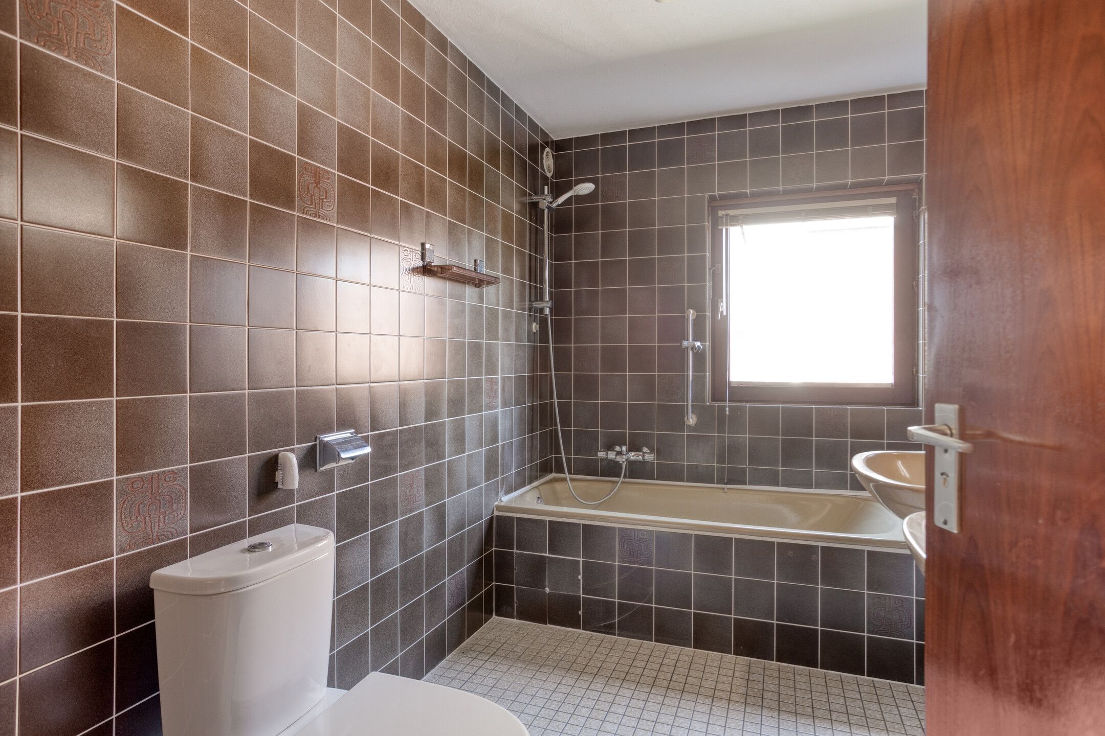 Spacious Semi-Detached Home with Five Bedrooms and Integrated Garage — 26