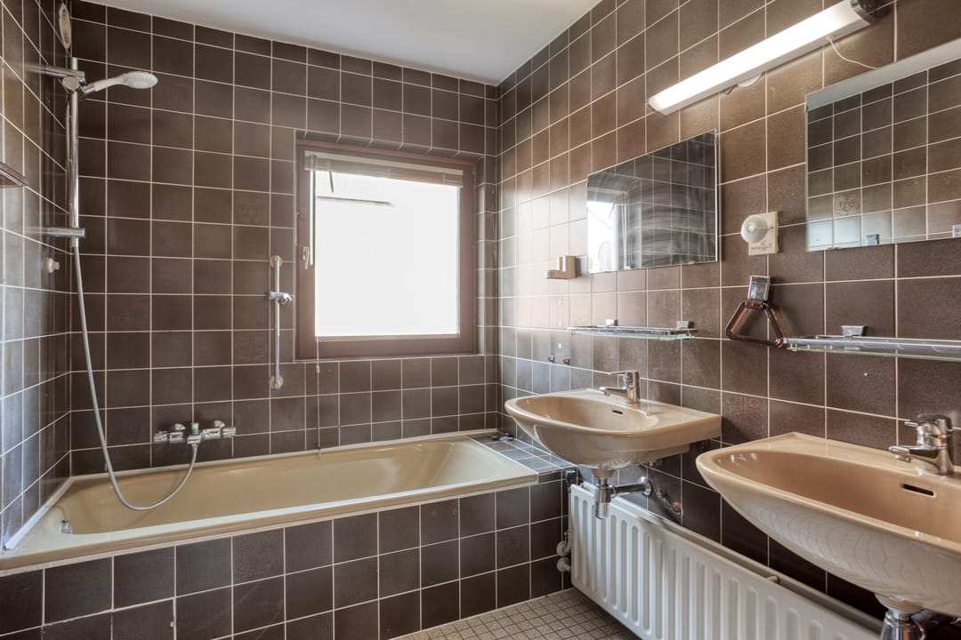 Spacious Semi-Detached Home with Five Bedrooms and Integrated Garage — 29