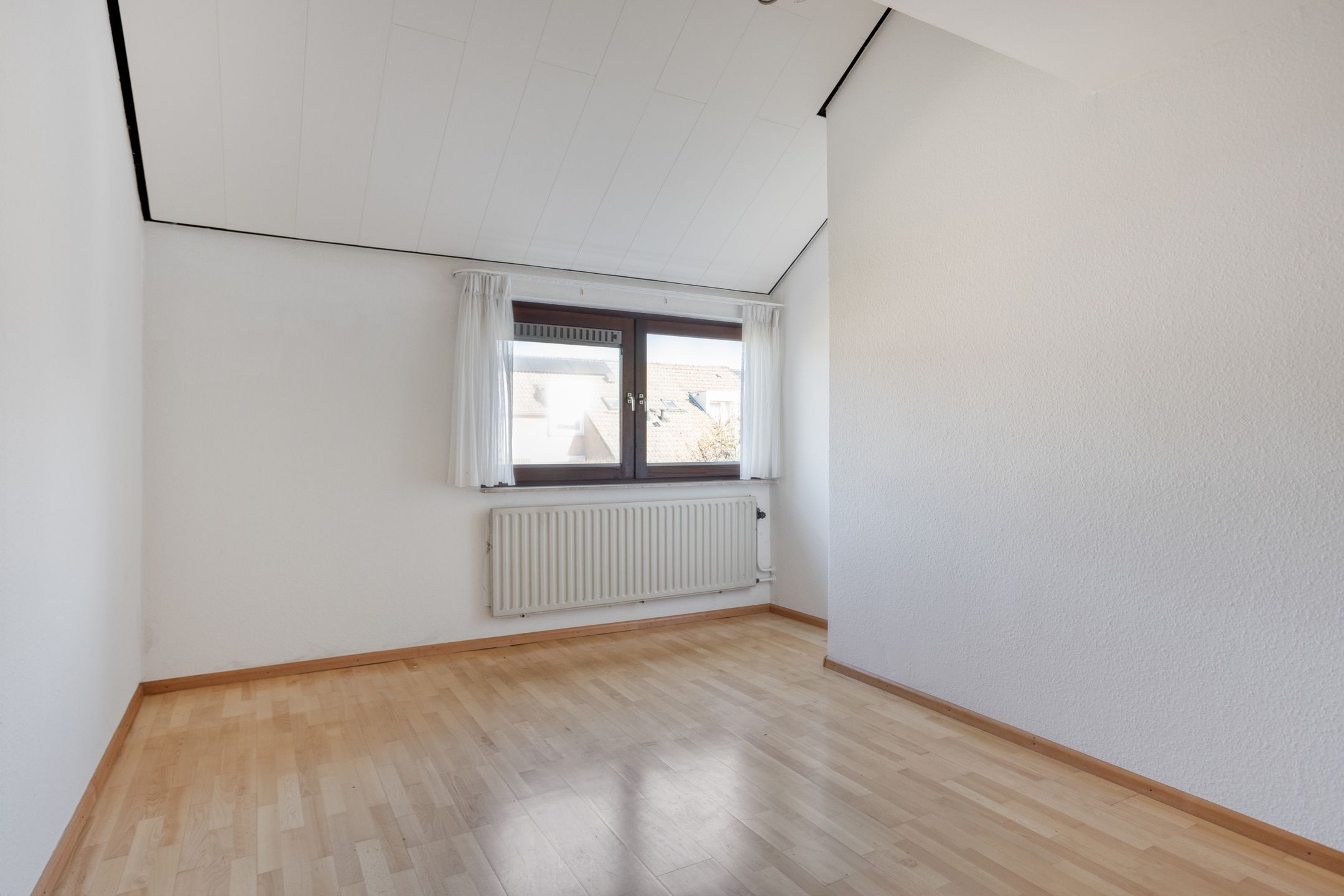 Spacious Semi-Detached Home with Five Bedrooms and Integrated Garage — 30