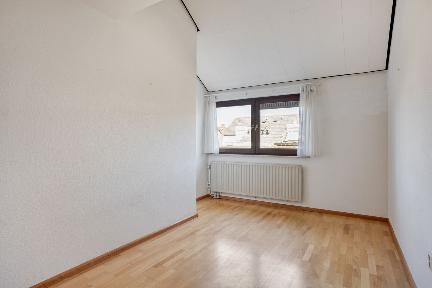Spacious Semi-Detached Home with Five Bedrooms and Integrated Garage — 31