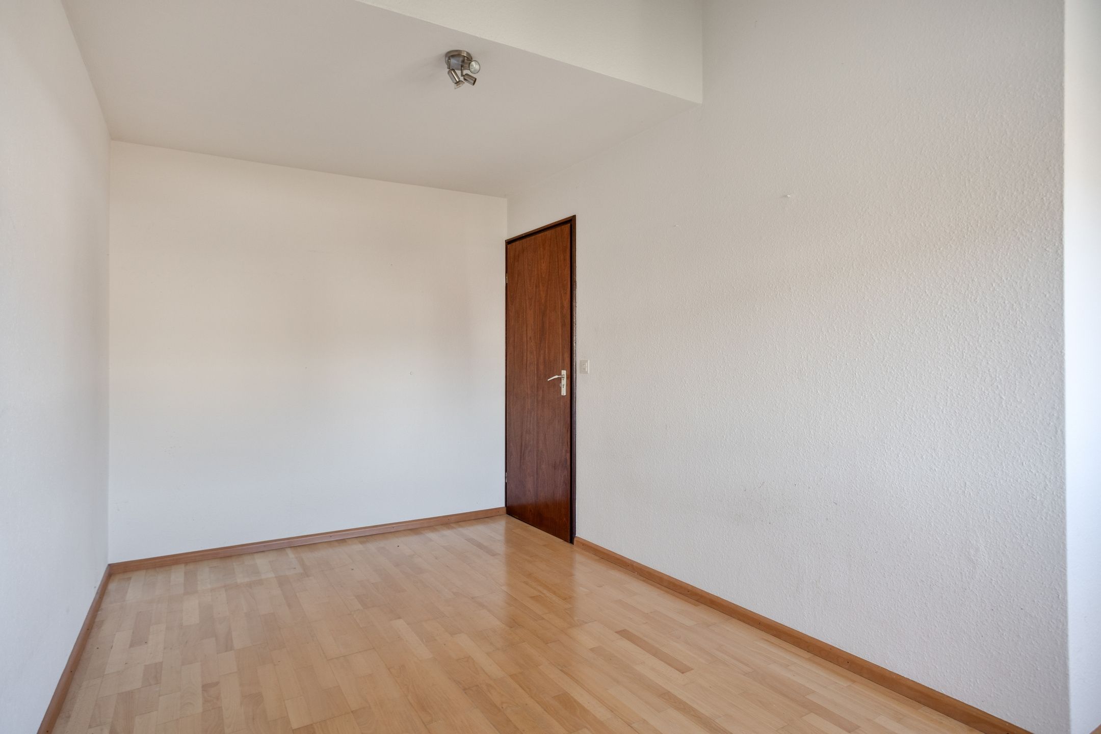 Spacious Semi-Detached Home with Five Bedrooms and Integrated Garage — 32