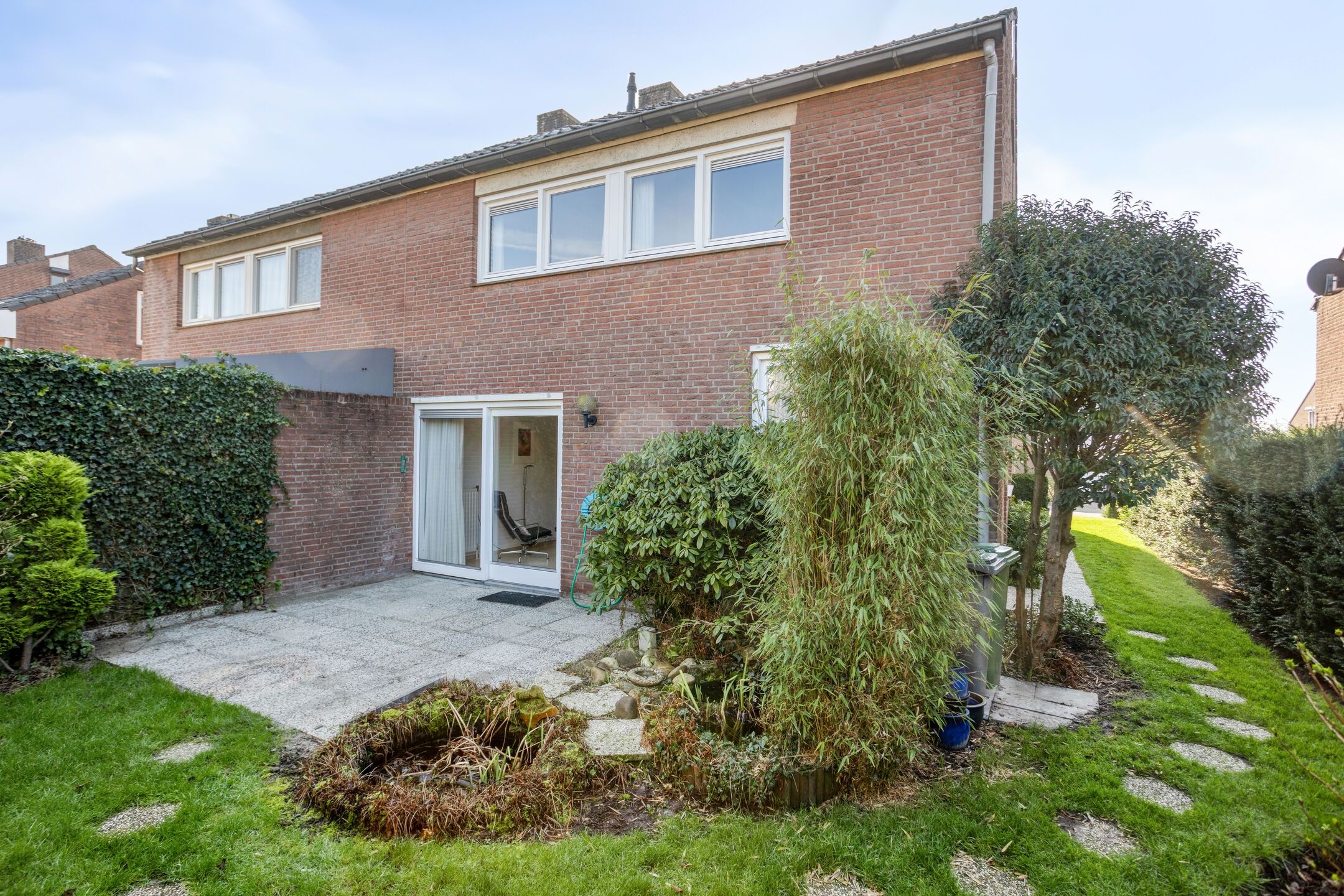 Spacious Semi-Detached Home with Five Bedrooms and Integrated Garage — 37