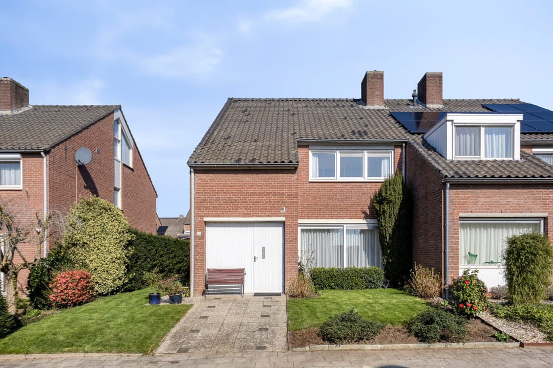 Spacious Semi-Detached Home with Five Bedrooms and Integrated Garage — 38