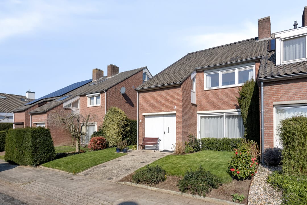 Spacious Semi-Detached Home with Five Bedrooms and Integrated Garage — 39