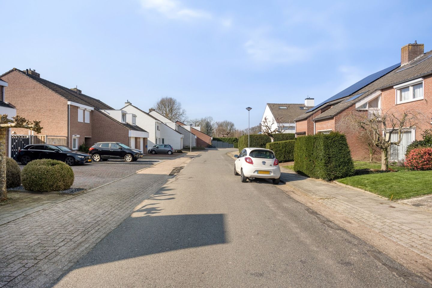 Spacious Semi-Detached Home with Five Bedrooms and Integrated Garage — 41