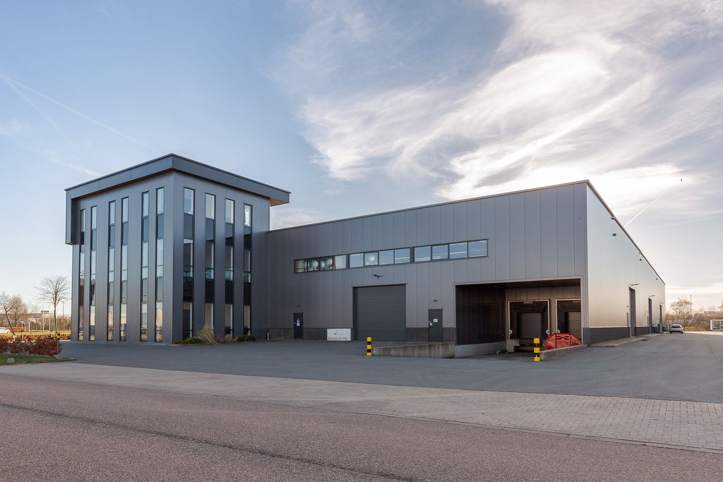 View photo 2 of Icarus 1